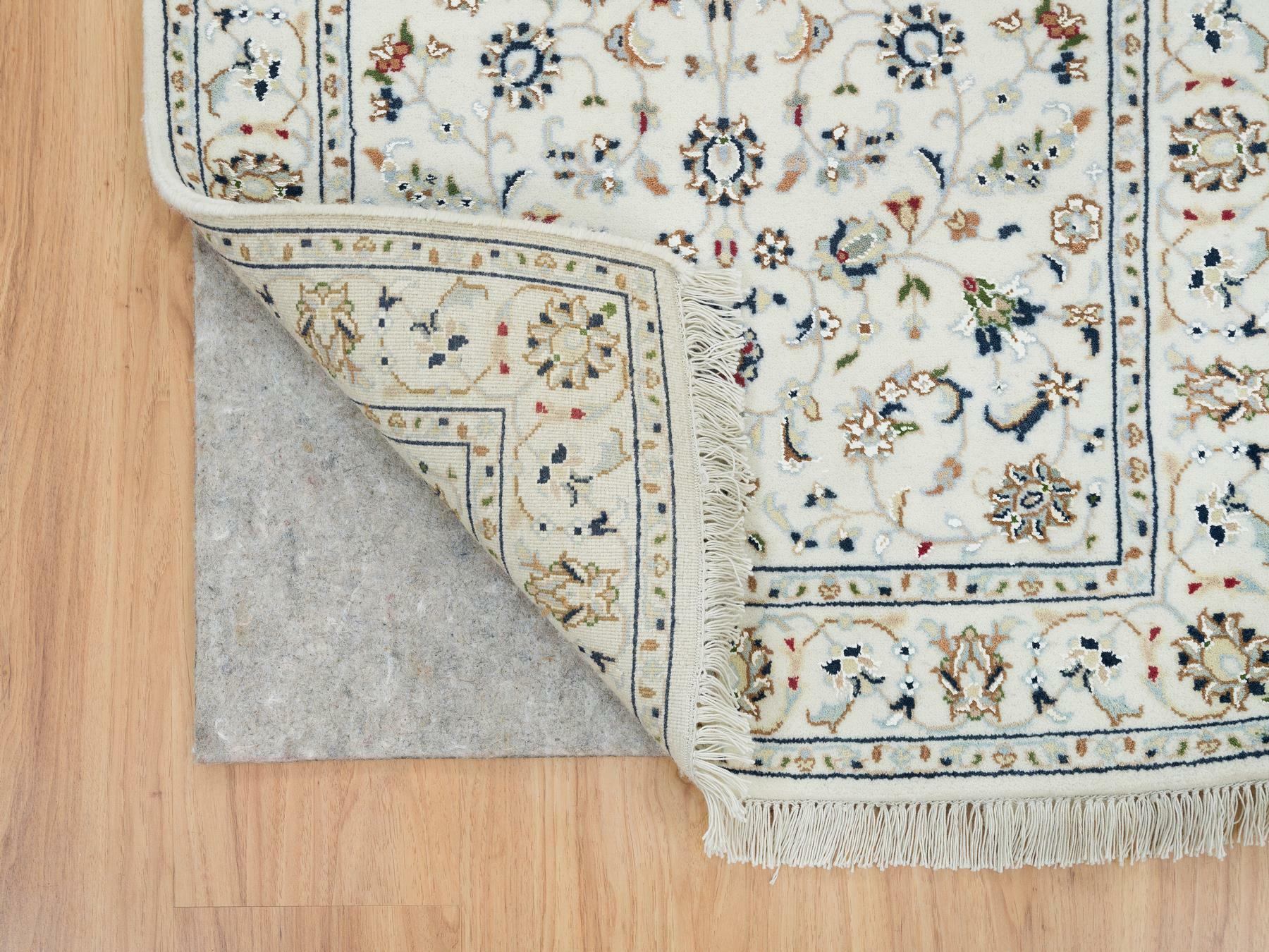 Traditional Rugs LUV588447